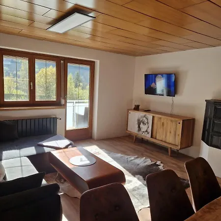 Zum Schwarzen Hirsch بيت للعطل