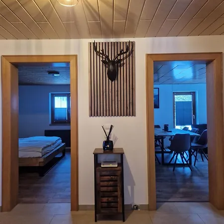 Zum Schwarzen Hirsch بيت للعطل